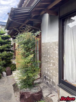 タイルの剝れた玄関脇